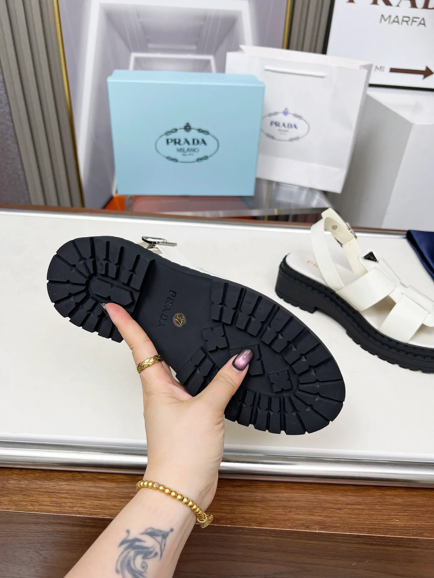👟👟Ex-factory price 420👟👟 PRADA/Prada 25ss new spring and summer sandals. The simple design is probably the most popular thing about it. It is not the kind that is found on the street. It has its own brand personality. The fabric is made of calfskin and the lining is mixed sheepskin. Heel height: 4.5cm Size: #35-41 (35 41 custom-made is not returnable)